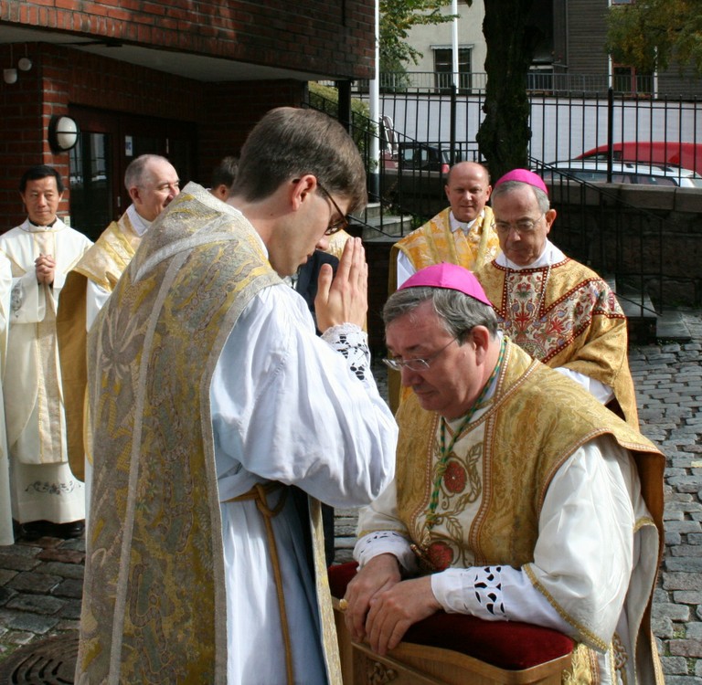 Biskop Eidsvig mottar den nyordinerte prests velsignelse - Foto Mats Tande 2012-09-29